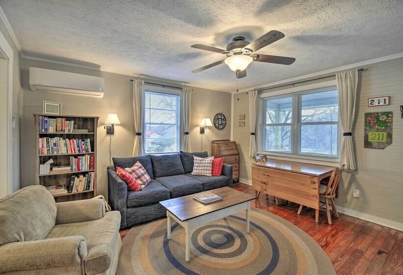 Cozy Fries Escape W/ Mountain & River Views!