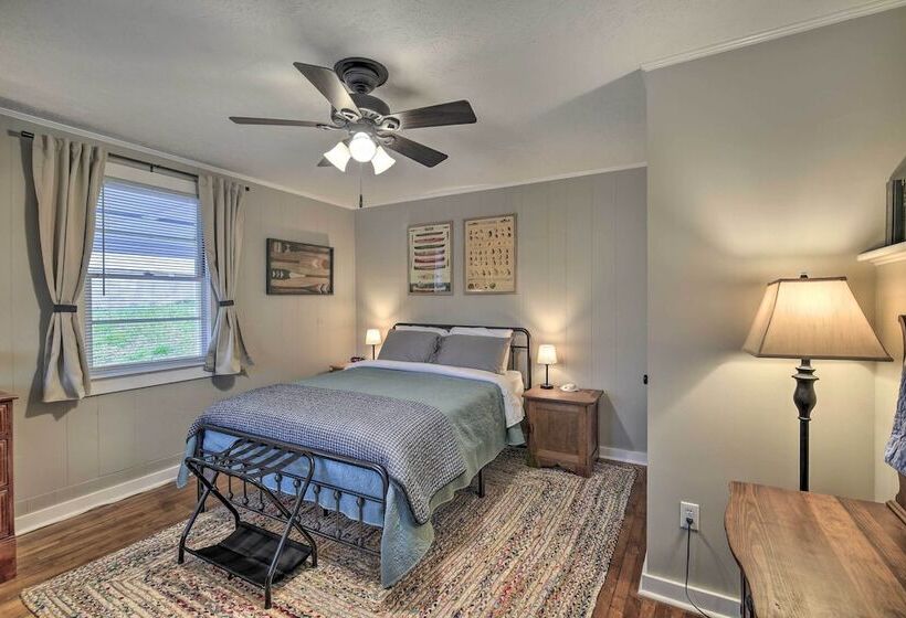 Cozy Fries Escape W/ Mountain & River Views!