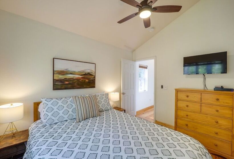 10 Mi To Sugar Mountain: Cozy Newland Cabin!