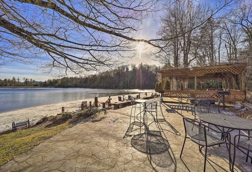 10 Mi To Sugar Mountain: Cozy Newland Cabin!