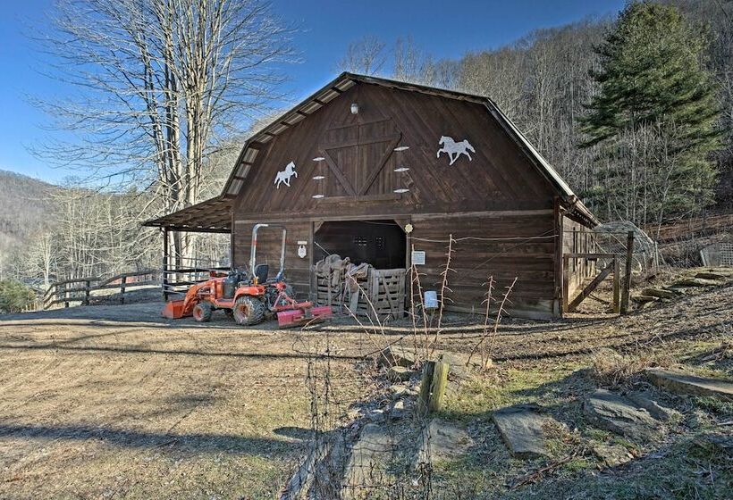 Emerald Gate Farm Cabin W/ On Site Fishing Pond!