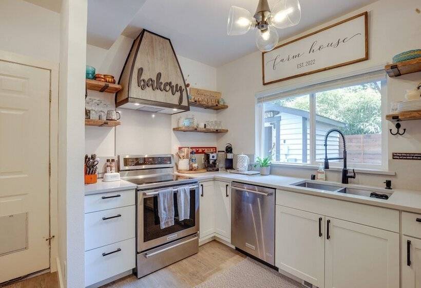 Farmhouse W/ Private Hot Tub < 1 Mile To Birch Bay