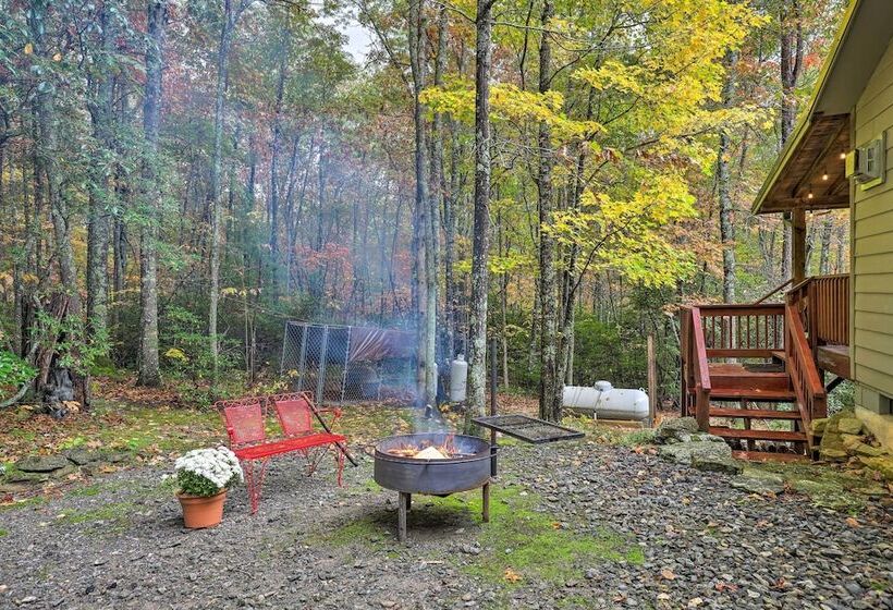 Fletcher Cabin: Wraparound Deck & Pond Access
