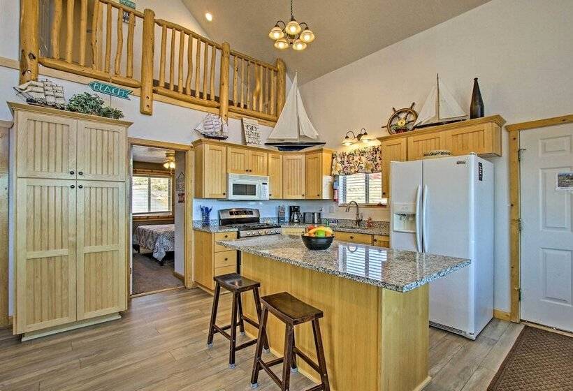 Garden City Lake House: Hot Tub & Views!