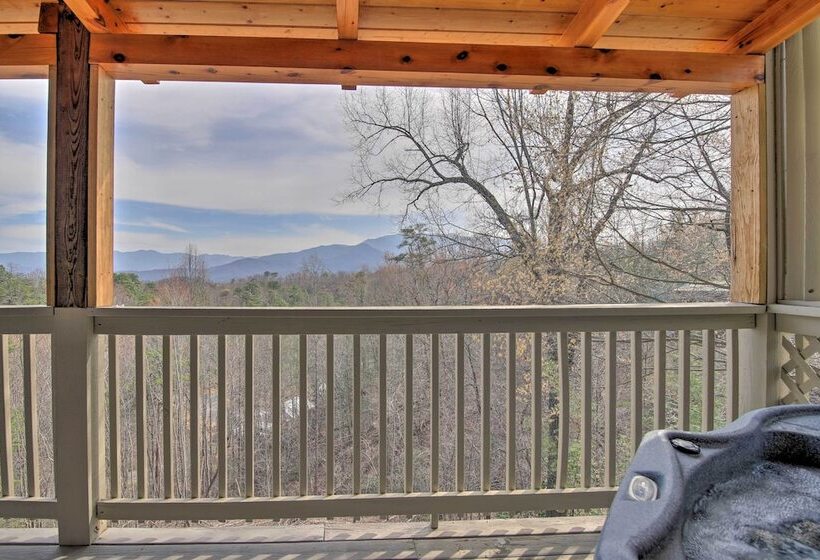 Gatlinburg Cabin W/ Pool Table & Hot Tub!