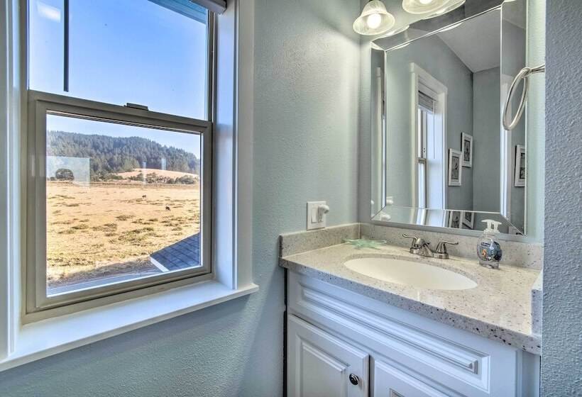 Gold Beach Home W/ Hot Tub, 1/4 Mi To Beach!