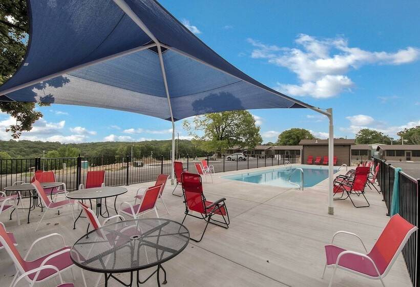 Lavish Retreat W/ Decks, Steps To Table Rock Lake!