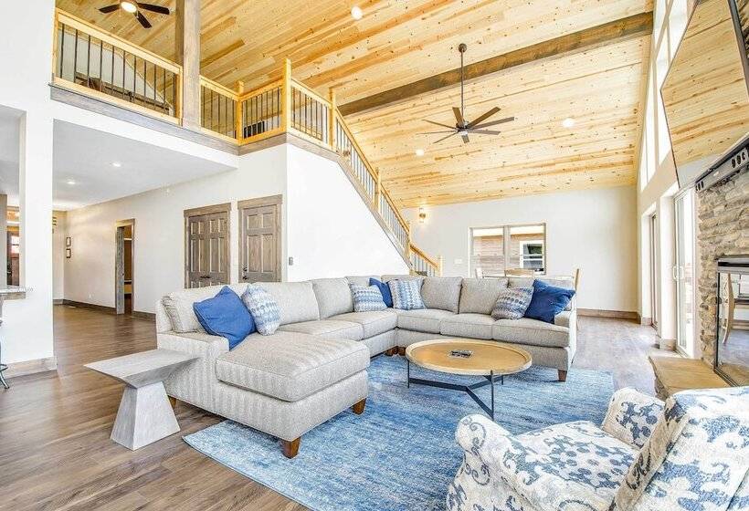 Lavish Retreat W/ Decks, Steps To Table Rock Lake!