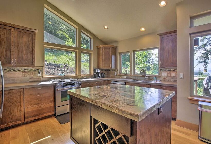 Luxe Coastal Haven W/ Bay Views & Hot Tub