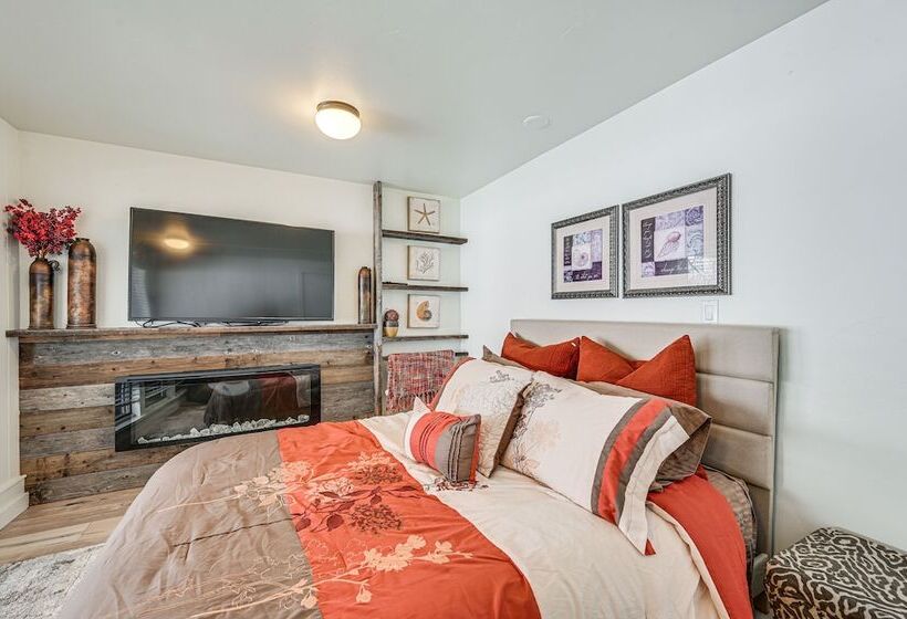 Lakeside Whitefish Cottage W/ Private Hot Tub!