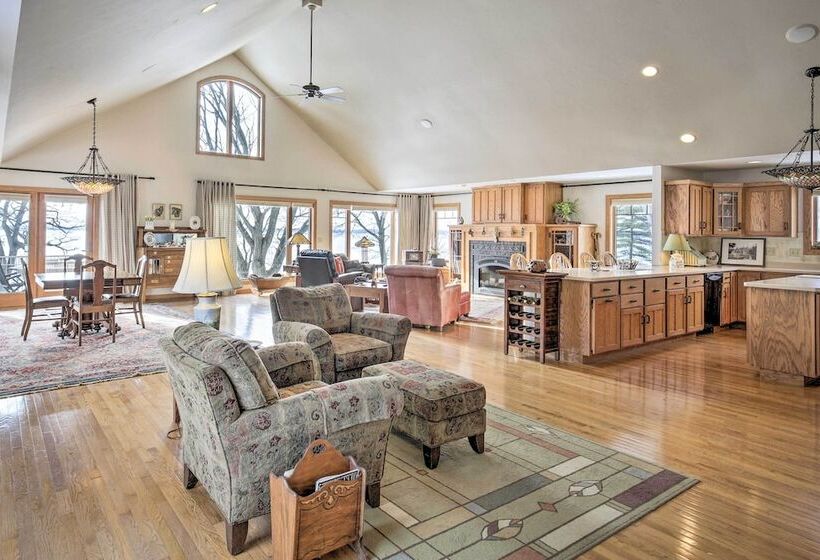 Pet Friendly Family Home Situated On Green Lake!
