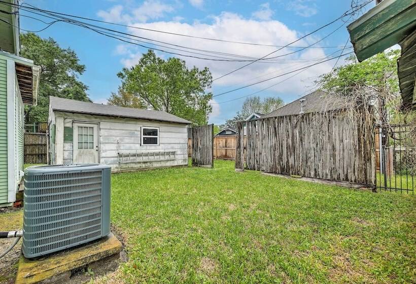 Pet Friendly Home W/ Yard: 3 Mi To Dtwn Houston!