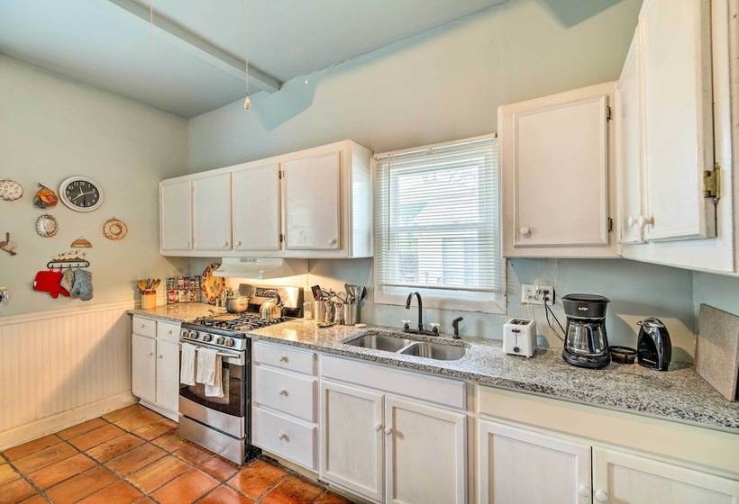 Pet Friendly Home W/ Yard: 3 Mi To Dtwn Houston!