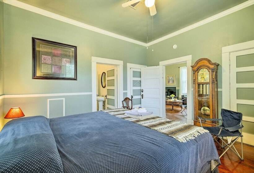 Pet Friendly Home W/ Yard: 3 Mi To Dtwn Houston!