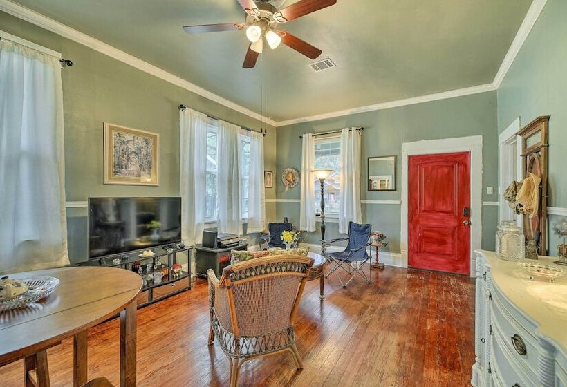 Pet Friendly Home W/ Yard: 3 Mi To Dtwn Houston!