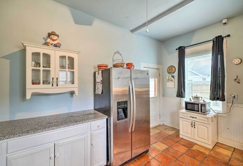 Pet Friendly Home W/ Yard: 3 Mi To Dtwn Houston!