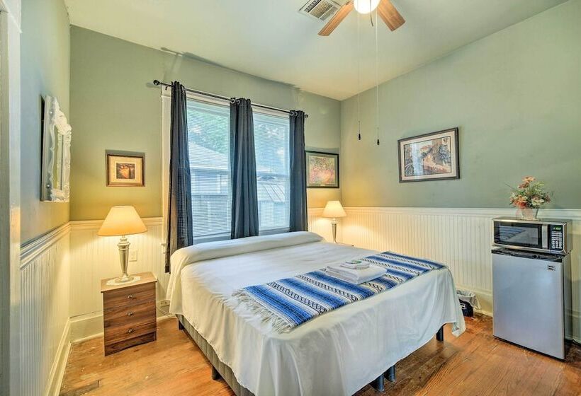 Pet Friendly Home W/ Yard: 3 Mi To Dtwn Houston!