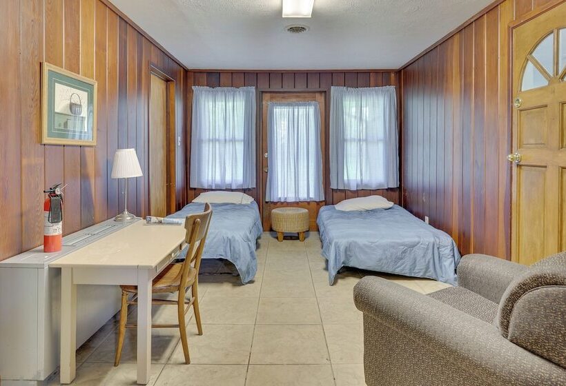 Pet Friendly Youngstown Cottage W/ Yard
