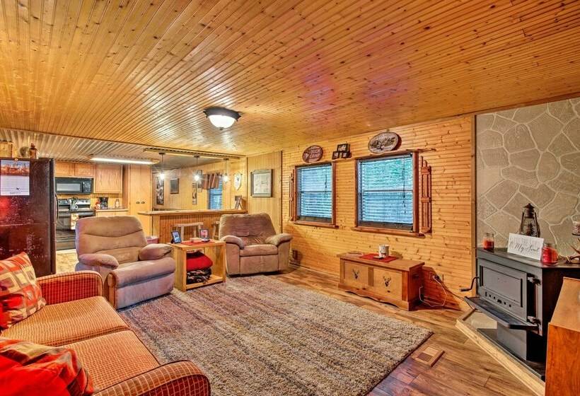 Relaxing Hochatown Cabin W/ Deck & Hot Tub!