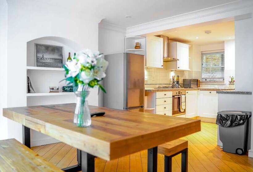 اقامتگاه Beautiful & Historic Victoria 3brs Retreat With Ac