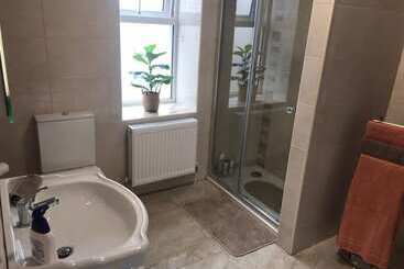 اقامتگاه Helens House Derry City Centre Remarkable 3 Bed