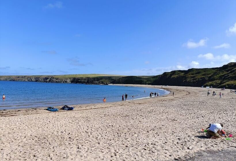 レジデンス Homely, 4 Bed House Close To Stunning Beach