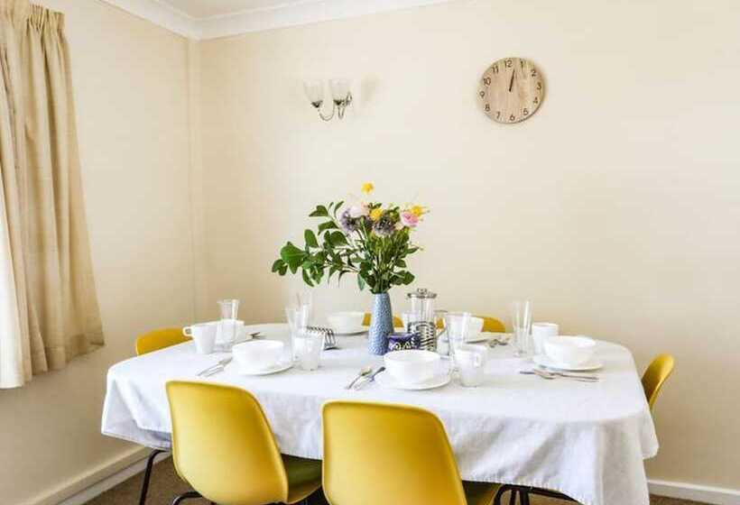 レジデンス Homely, 4 Bed House Close To Stunning Beach