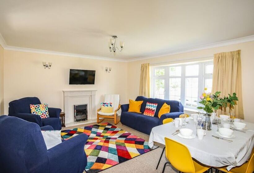 レジデンス Homely, 4 Bed House Close To Stunning Beach