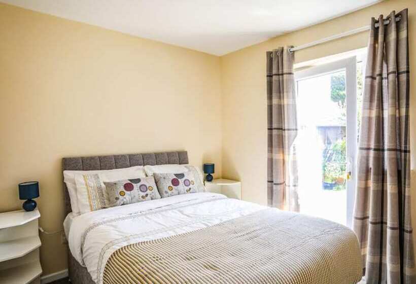 レジデンス Homely, 4 Bed House Close To Stunning Beach