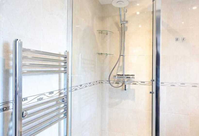 اقامتگاه Immaculate 4 Bed House In Southampton