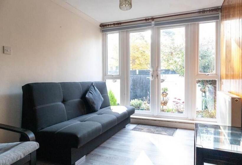اقامتگاه Immaculate 4 Bed House In Southampton