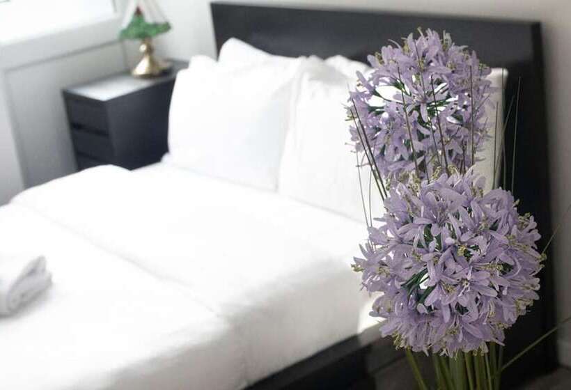 اقامتگاه Immaculate 4 Bed House In Southampton