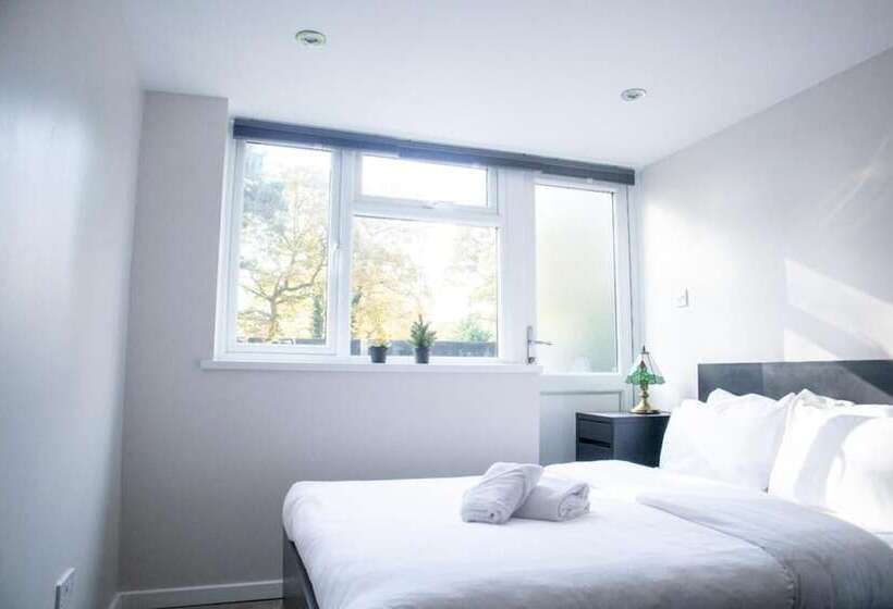 اقامتگاه Immaculate 4 Bed House In Southampton