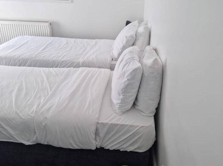 اقامتگاه Immaculate 4 Bed House In Southampton