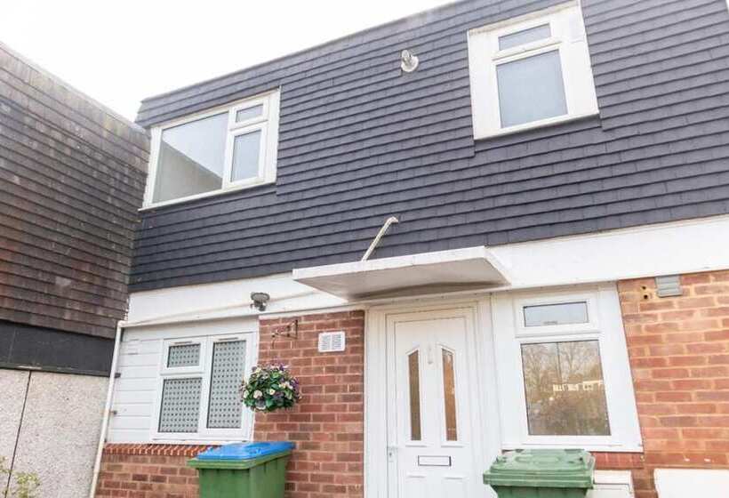 اقامتگاه Immaculate 4 Bed House In Southampton