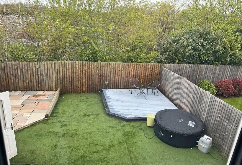 إقامة Remarkable 3 Bed House In Wirral