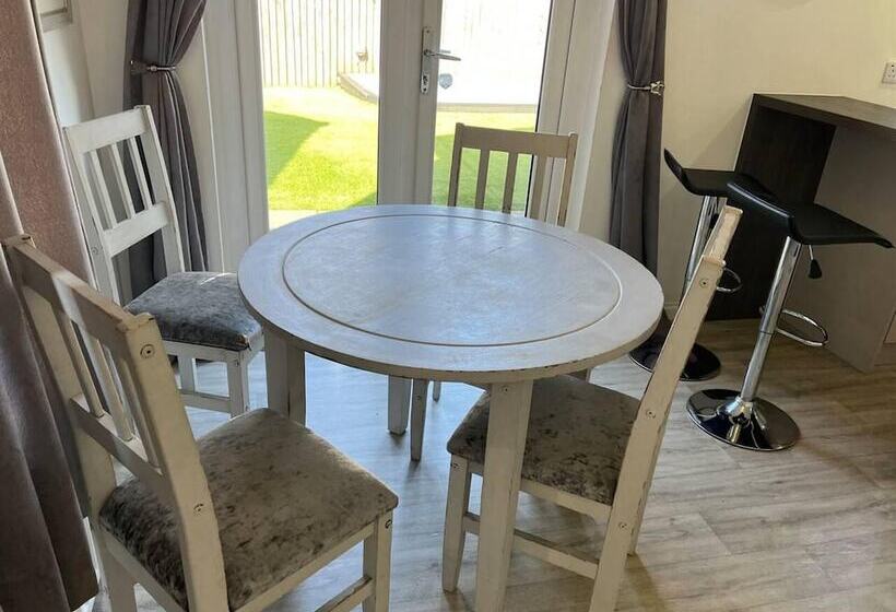 إقامة Remarkable 3 Bed House In Wirral
