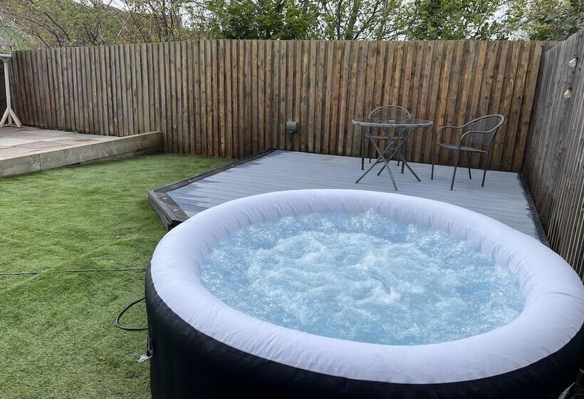 إقامة Remarkable 3 Bed House In Wirral