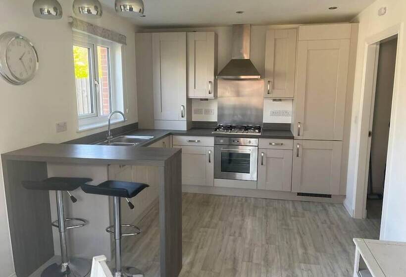 إقامة Remarkable 3 Bed House In Wirral