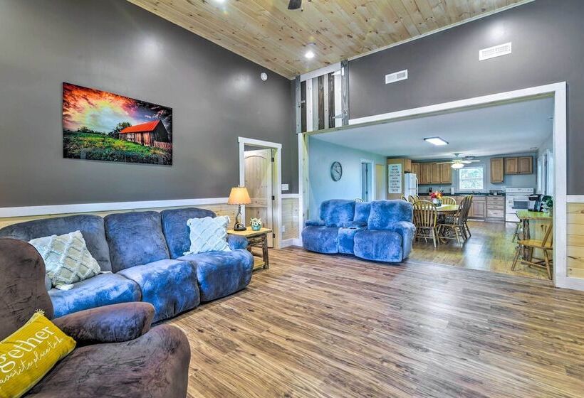 Secluded Brownsville Cabin W/ Deck & Fire Pit