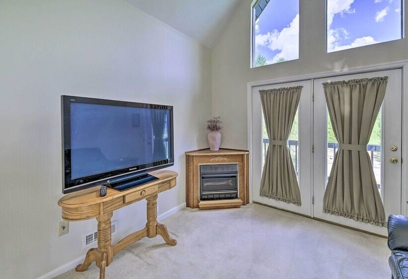 Secluded Mountain City Home W/ Deck & Views!