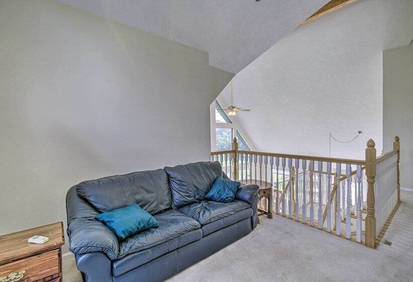 Secluded Mountain City Home W/ Deck & Views!