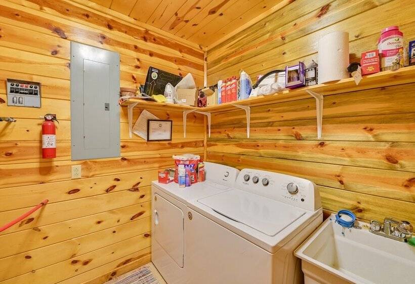 Secluded Retreat: Bbq, Lawn Games, & Fire Pit!