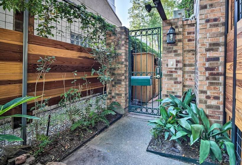 Family Friendly Houston Home W/ Private Backyard!