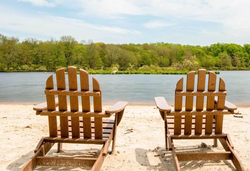 Sweetfern  Gouldsboro Cabin: Deck + Lake Access