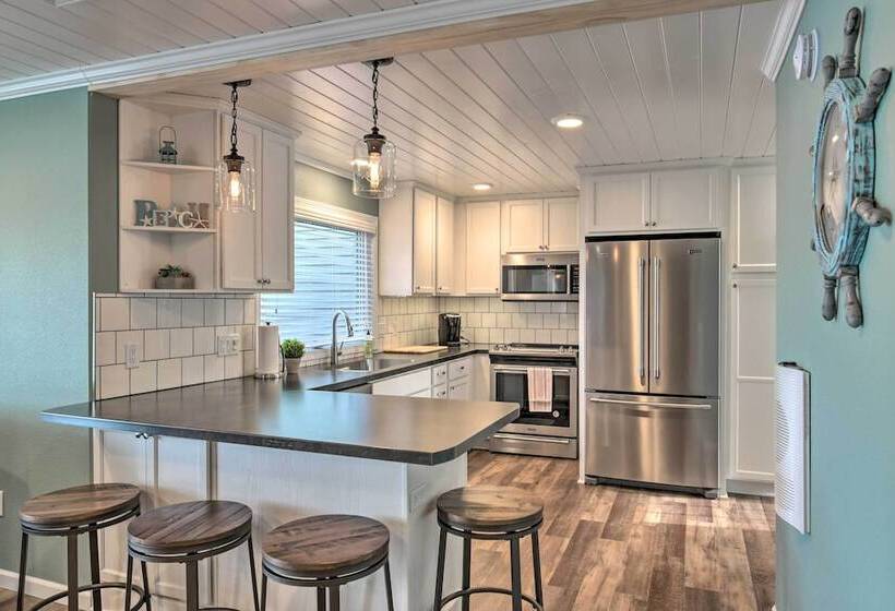 The Lakefront Home   5 Minutes From Detroit Lakes!