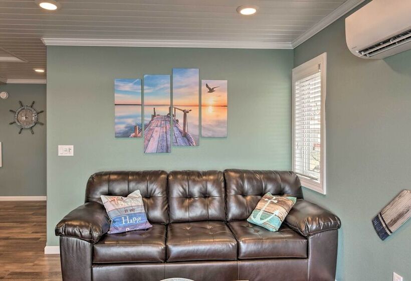 The Lakefront Home   5 Minutes From Detroit Lakes!