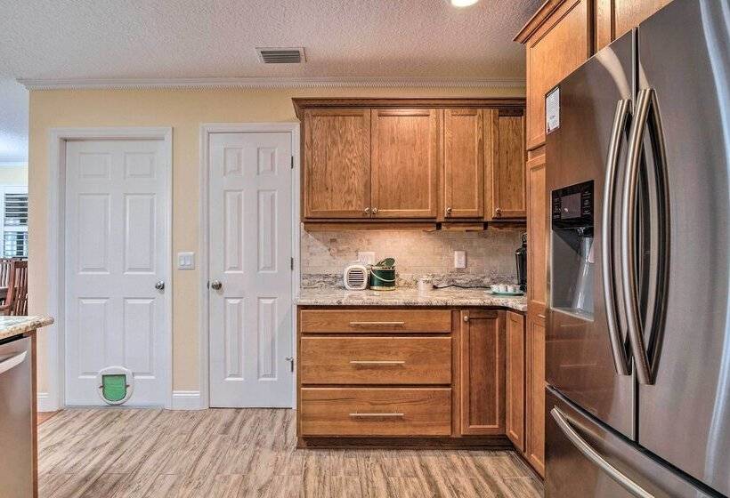 ~ 1 Mi To Golf: Home W/ Patio In The Villages!