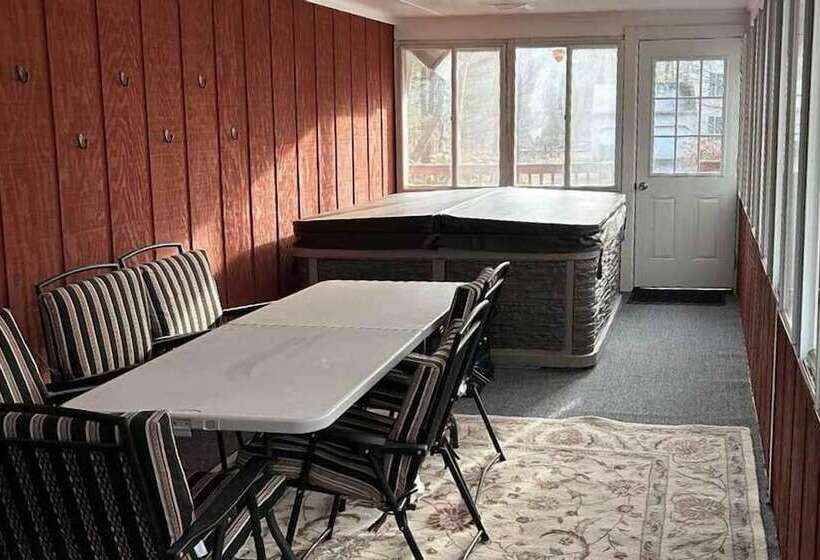 Quiet Tobyhanna Home With Hot Tub And Deck!