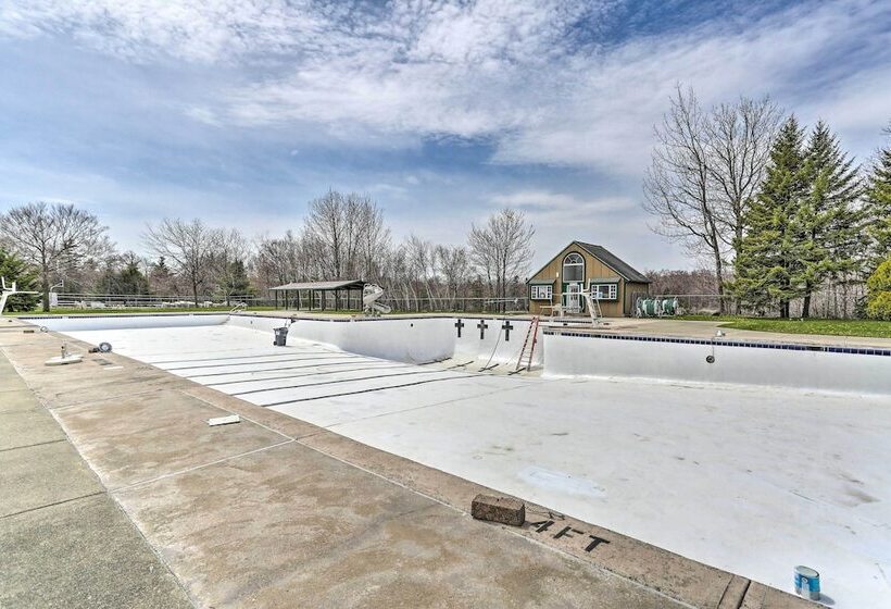 Quiet Tobyhanna Home With Hot Tub And Deck!